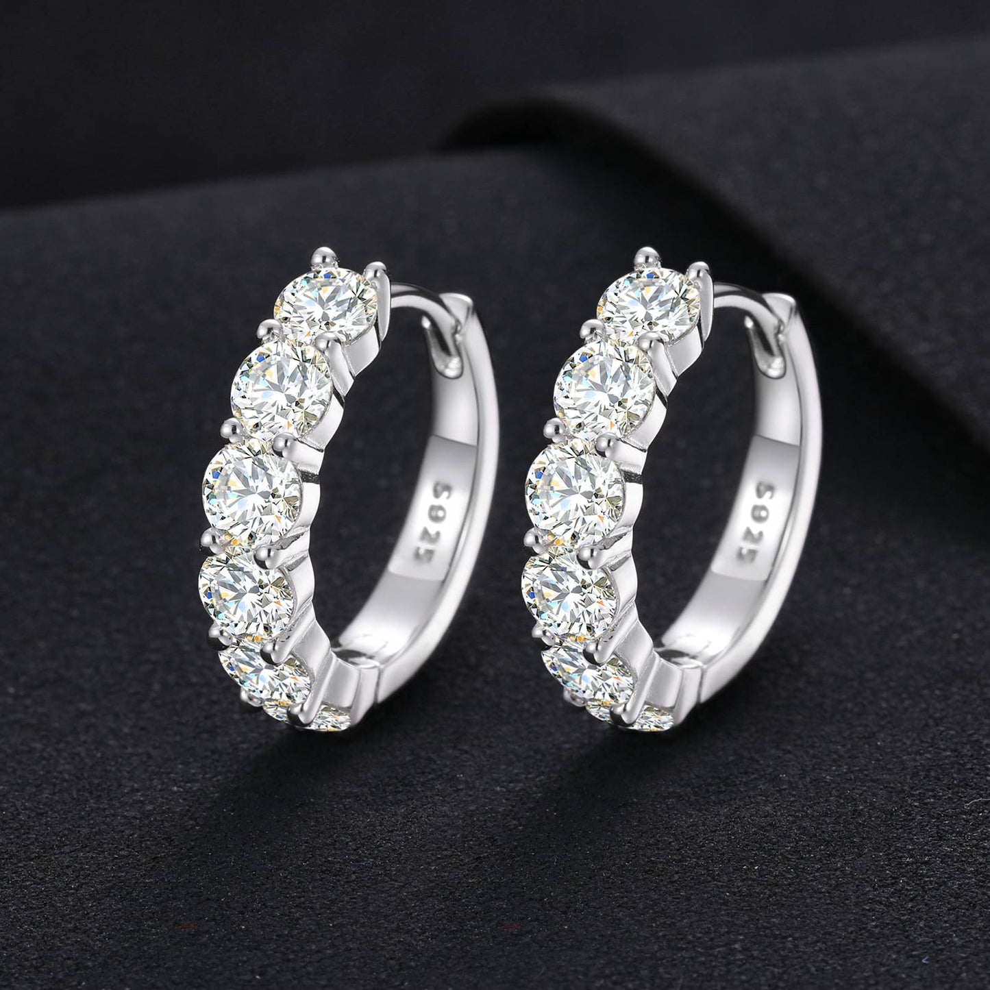 2mm-5mm 1 Row Moissanite Huggie Hoop Earrings
