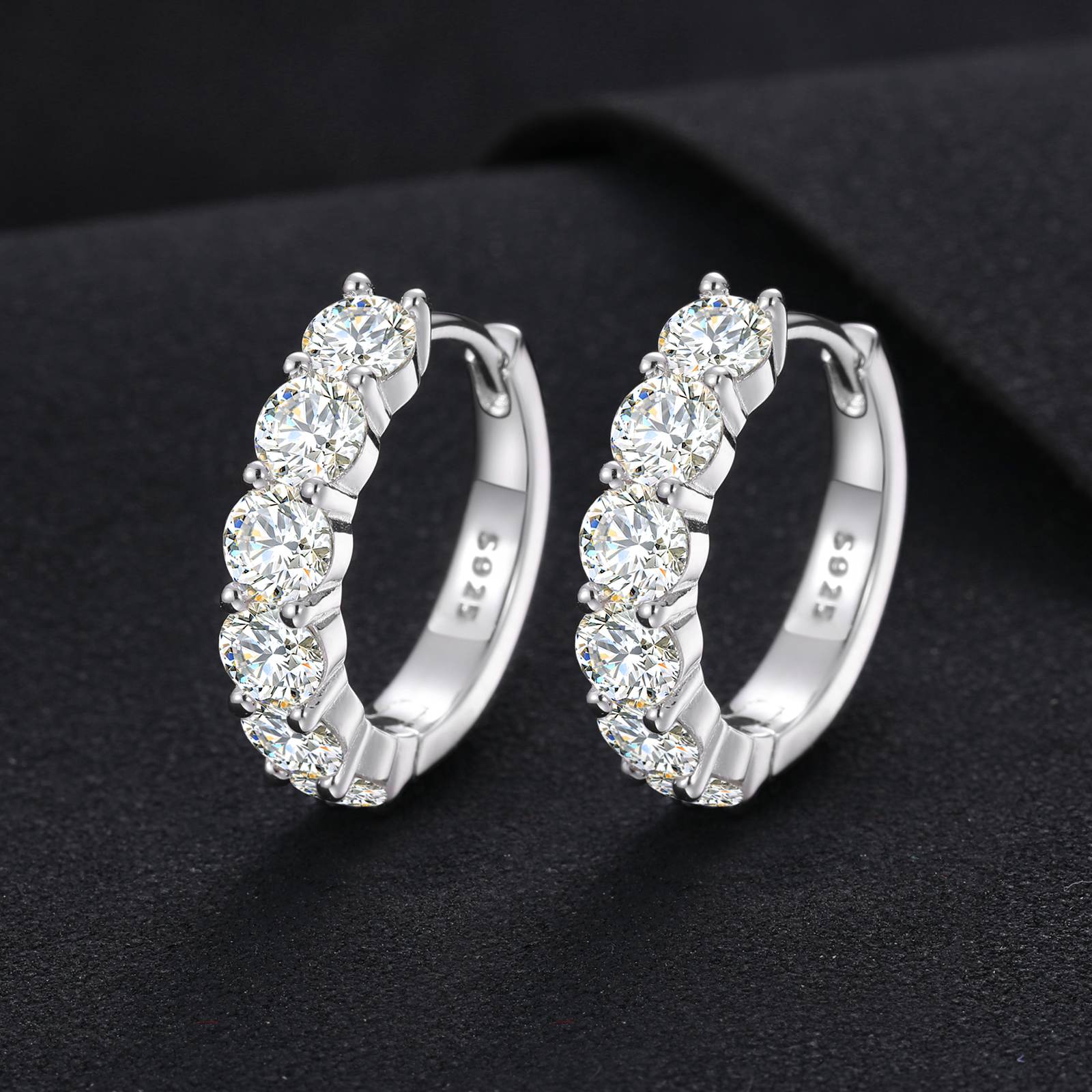 2mm-5mm 1 Row Moissanite Huggie Hoop Earrings